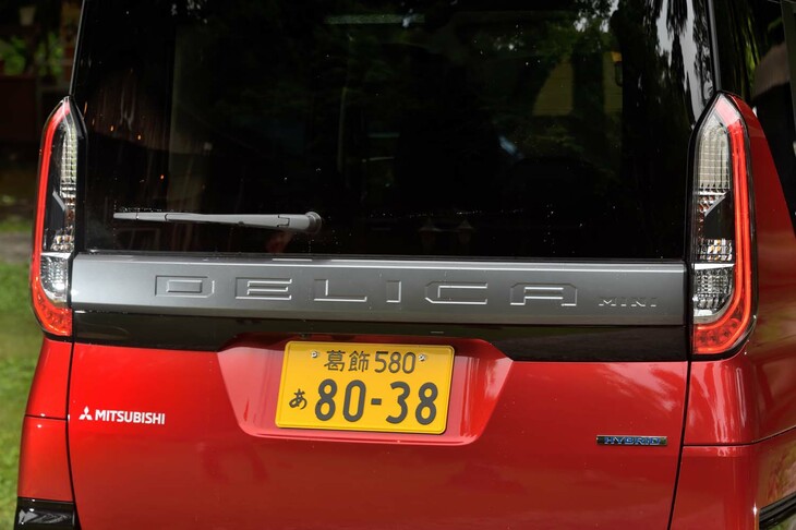 左右のリアコンビランプを結ぶガーニッシュには大きな「DELICA」と小さな「MINI」の文字が刻まれる。おかげでスリーダイヤのマークと「MITSUBISHI」ロゴは小さなシール（左下）になってしまった。