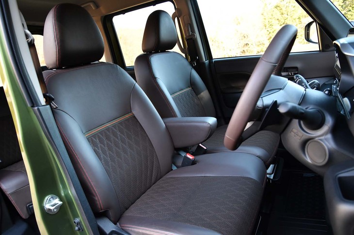 合成皮革とはっ水ファブリックを組み合わせたシート表皮はオプションにて設定される。