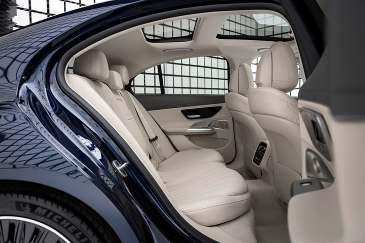 メルセデス・ベンツEクラス（リアシート）