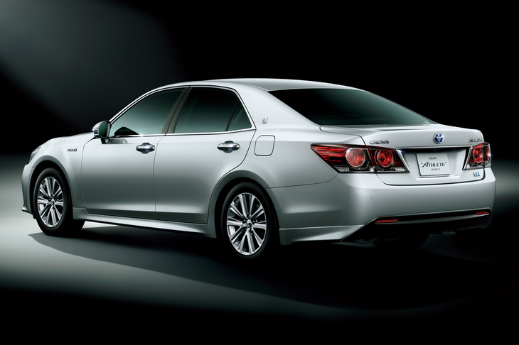 同じ角度から先代「クラウン」を観察。Cピラーが太いことに加え、ドアパネルの面構成も新型よりシンプルなものだった。