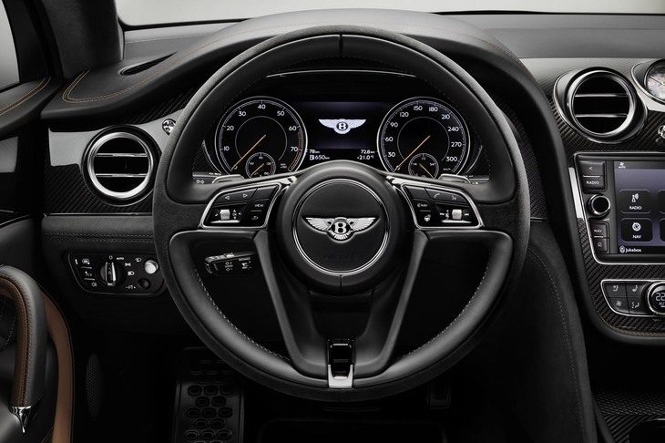 シフトパドル付きのステアリングホイール。リム（外側）はアルカンターラ仕立てとなっている。