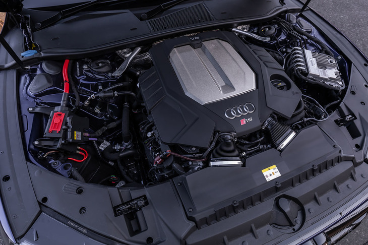 「RS 7スポーツバック」のフロントに縦置きされる4リッターV8ツインターボエンジンは最高出力600PS、最大トルク800N・mを発生。48Vマイルドハイブリッドやシリンダーオンデマンドと呼ばれる気筒休止機構の採用により、パフォーマンスと環境性能の両立が図られている。