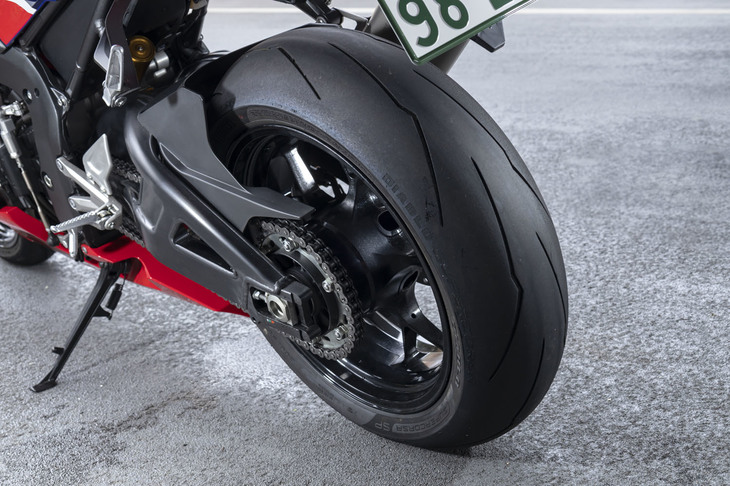 足まわりでは、よりセルフステアが働くようフロントのアライメントを変更。リアのスイングアーム長を622.7mmに、ホイールベースを1455mmに変更した。