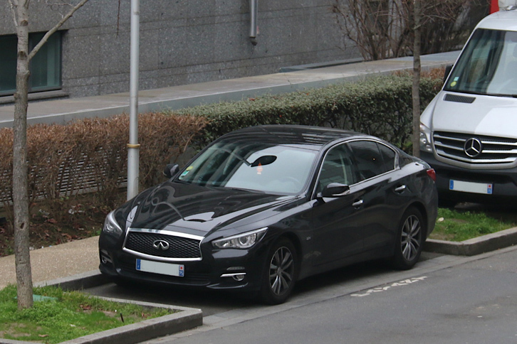 ラジオ局の脇で。ハイヤーもしくはライドシェア用車両と思われる「インフィニティQ50」（写真）の車両価格は、3万7200ユーロ（約446万円）から。