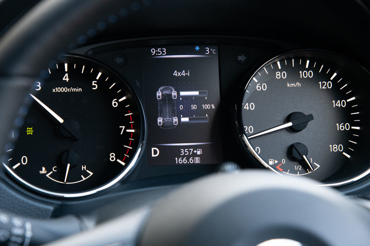 電子制御4WDの「インテリジェント4×4」には、「2WD」「AUTO」「LOCK」の3つのモードを設定。AUTOでは前後軸の駆動力配分が、100：0から50：50の間で随時最適に制御される。またLOCKは低車速用の直結四駆モードで、ラフロード走行に向く。