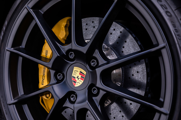 ポルシェセラミックコンポジットブレーキ（PCCB）はオプションとなるアイテム。前後に同サイズとなる直径350mmのカーボンファイバー強化セラミック製ドリルホール付きベンチレーテッドディスクを配置し、前6ピストン、後ろ4ピストンのブレーキキャリパーを組み合わせる。