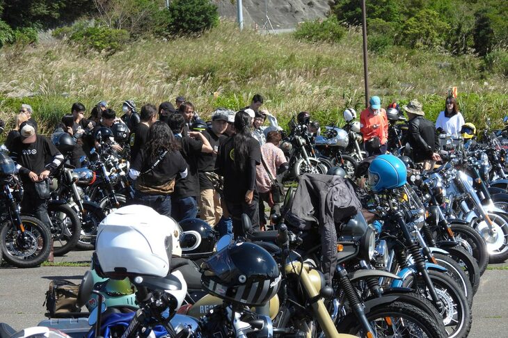 駐車エリアで談笑するライダーたち。