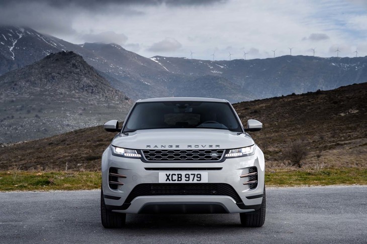 ボンネットからヘッドランプ、さらにバンパーへとスムーズな面構成でつなげたフラッシュサーフェスデザインを採用。全体の造形は兄貴分に当たる「レンジローバー ヴェラール」によく似ている。