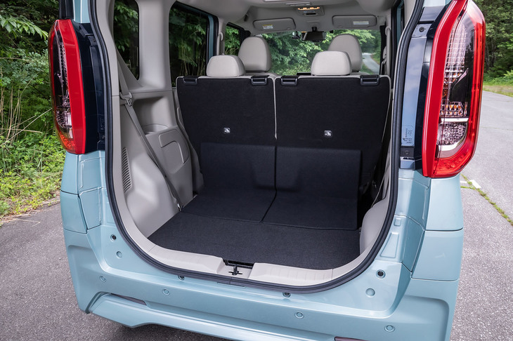 後席を最も前方にスライドさせた様子。この状態で48リッターのスーツケースを4個搭載できるという。FF車の場合、荷室開口部地上高は約590mmで、荷室の開口高は約1080mm、開口幅は約1050mmとなる。