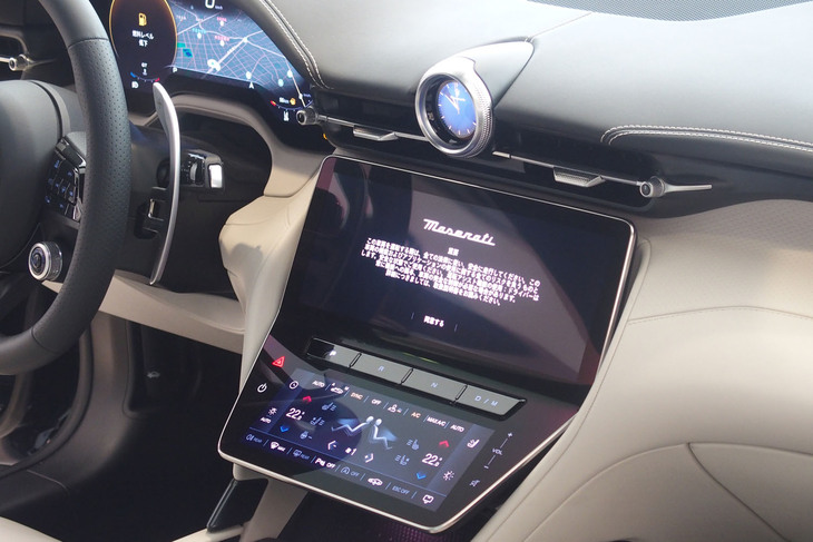 押しボタン式のシフトセレクターをタッチ式液晶パネルの間に配置。ダッシュボードの中央にデジタル式の「マセラティウオッチ」が組み込まれる。