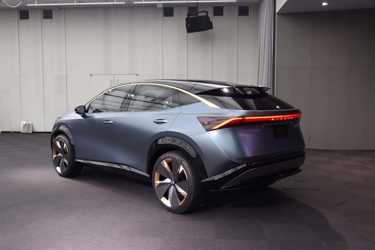 「ニッサン アリア コンセプト」のリアビュー。ボディーはフラッシュサーフェイス化が図られている。大きく張り出した前後のフェンダーデザインが、クロスオーバーモデルとしての躍動感や力強さ、タフな悪路走破性能をイメージさせる。