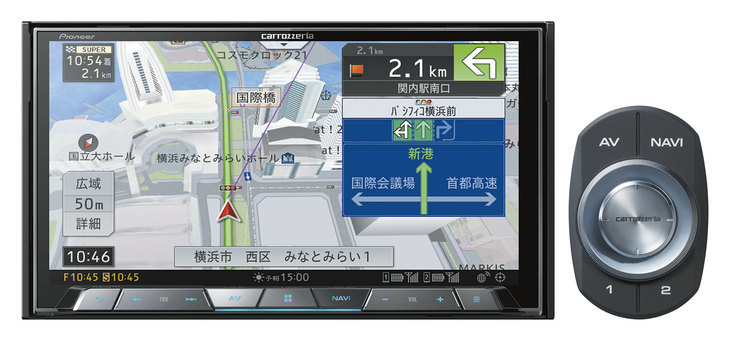 一般的な180mm幅の2DINモデルが「AVIC-CZ902」。ハードキーは本体下部に横に並ぶ。「サイバーナビ」はすべて、代表的な機能ボタンを配したワイヤレスリモコンを付属する。MAユニットは単品購入もできるので、あとからシステム追加することも可能。
	オープン価格（実勢価格14万円前後）