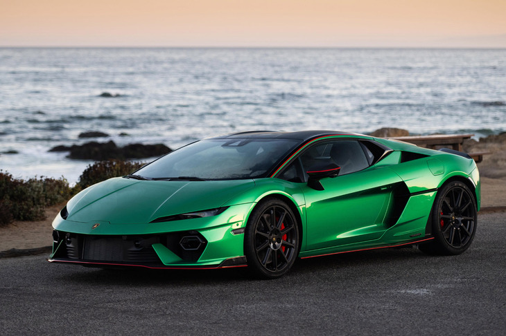 V10モデル「ウラカン」の後を継ぐミドシップスーパースポーツと位置づけられる「テメラリオ」。最高出力800PSの4リッターV8ツインターボエンジンに3つのモーターを組み合わせ、システム最高出力920PSを発生するPHEVだ。