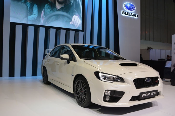 スバルブースの主役は「WRX STI」。2017年モデルとして、この日に発売となった。価格は日本円に換算すると約900万円。ハイパフォーマンスな高級車という存在となっている。