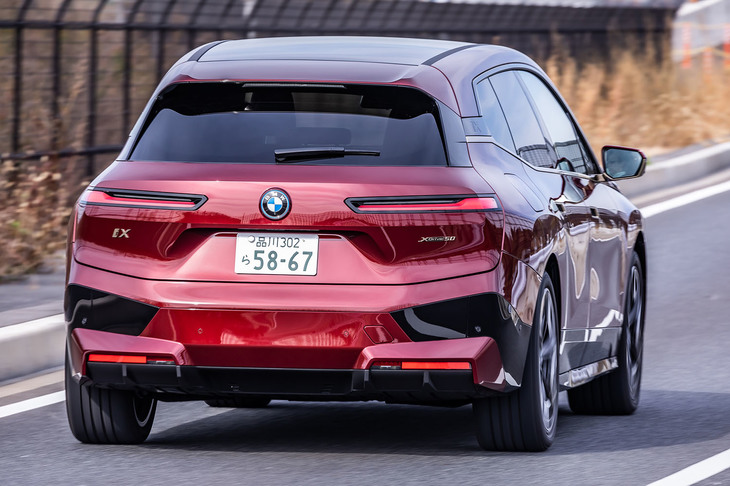 今回の試乗車は、「アヴェンチュリンレッド」と呼ばれるオプションのメタリックペイントが選択されていた。これを含め「iX」の外板色は全8色から選択できる。