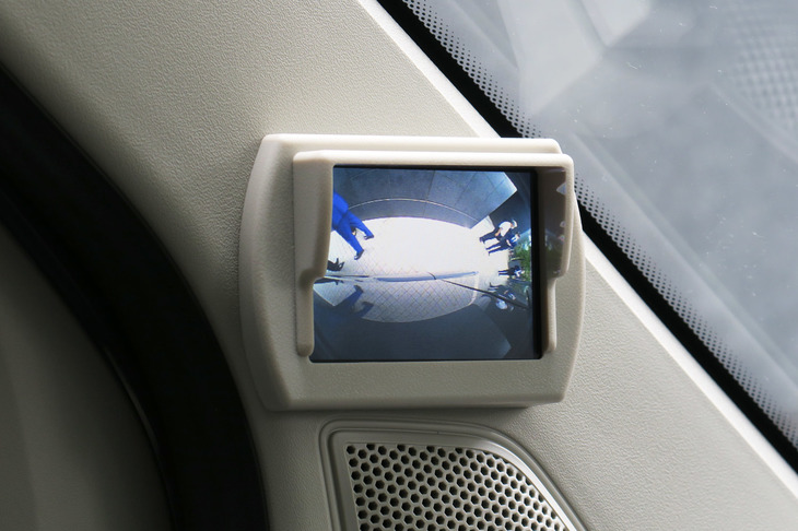 日本導入に際しては、独自に改良が加えられた箇所も。ジープなどでおなじみの助手席側サイドカメラも、日本向けならではの装備とのことだ。