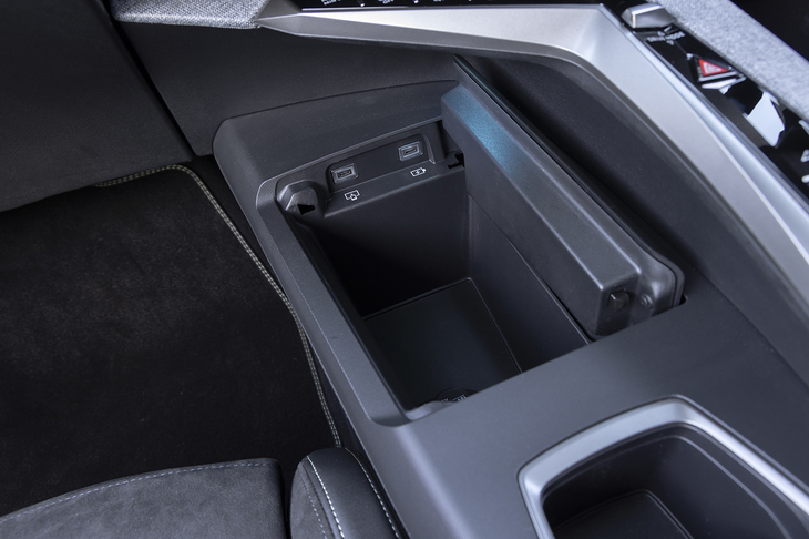 ブリッジの左側には収納スペースがある。ふた付きで深さもたっぷりだが、ドライバーからは完全に死角になる位置なのがちょっと気になる。