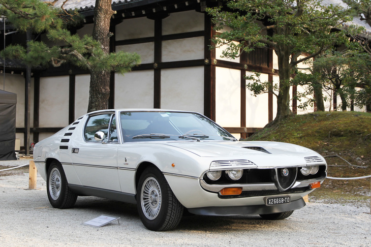 1972年「アルファ・ロメオ・モントリオール」。初代「ジュリア」系のシャシーにカロッツェリア・ベルトーネ（スタイリストはマルチェロ・ガンディーニ）の手になるボディーを載せ、2.6リッターV8 DOHCエンジンを搭載したモデル。