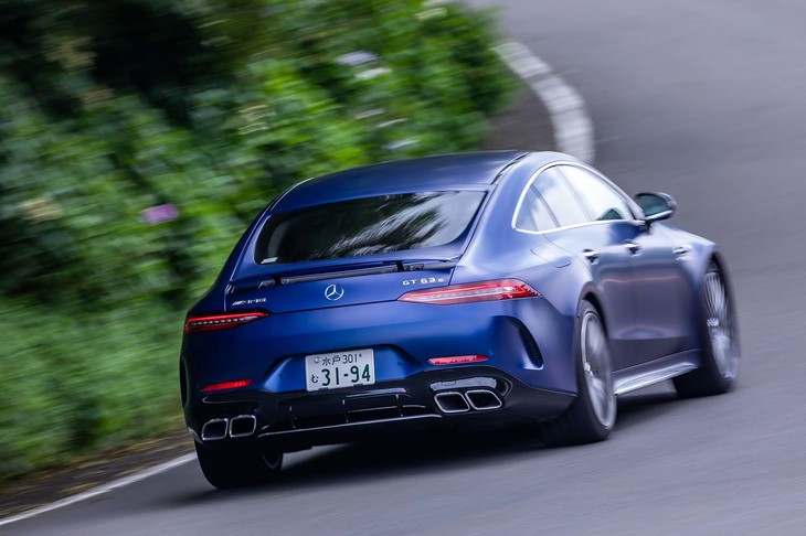 
	「AMG GT63 S 4MATIC＋」では、前後バンパー下部やエキゾーストパイプ（スクエア型左右デュアルタイプ）がシルバーに輝く「AMGエクステリアクロームパッケージ」を標準装備。燃費は7.7km/リッター（WLTCモード）と発表されている。
	