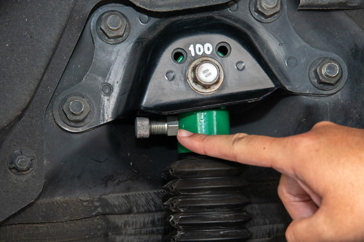 「エンデュラプロ」と「エンデュラプロ プラス」の違いは、減衰力調整機構の有無である。