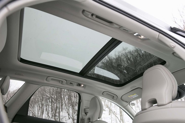 標準で備わる、パノラマガラスサンルーフ。前後席の頭上にまたがる大きなもので、チルトアップ機構も備わる。