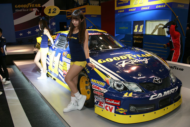 東京オートサロンでのブースのテーマは「スピリット・オブ・グッドイヤー」。米国のNASCARをフィーチャーしている。