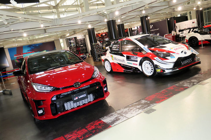 「トヨタGRヤリスRZ“ハイパフォーマンス”」（左）と「ヤリスWRC」（右）。