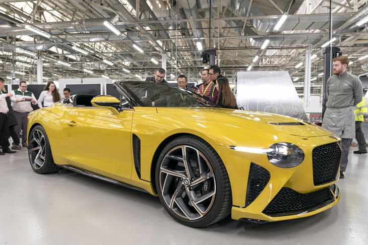 2シーターオープンモデルの「バカラル」は、ベントレー マリナーがコーチビルディングの原点に立ち返り製作。創立100周年を記念して2019年に発表されたコンセプトカー「EXP 100 GT」から多くのデザインコンセプトを継承している。