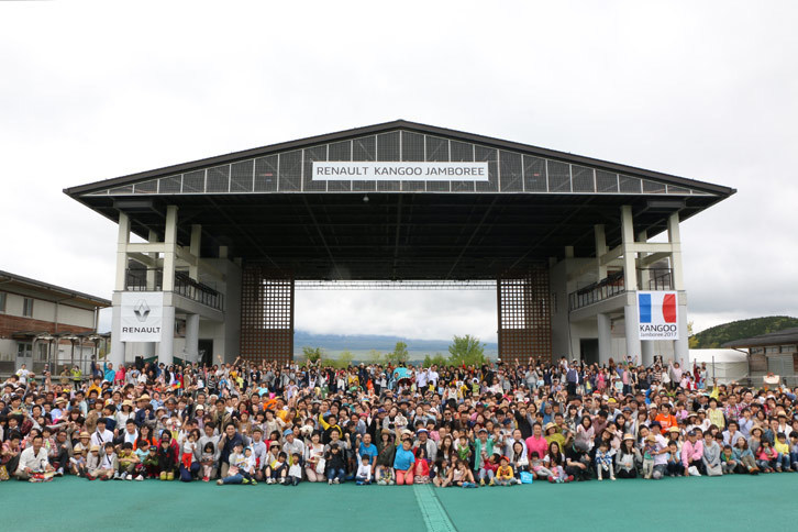 ステージで行われた、恒例イベントのひとつである参加者の記念撮影。昨年の4072人を大きく上回る4226人ものファンが山中湖畔に集結した。