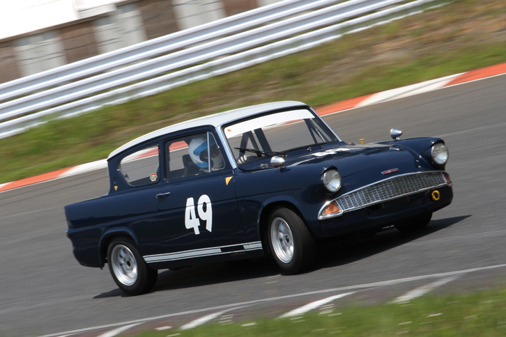 ティントップカップで予選2位、決勝でも総合2位に入った1966年「フォード・アングリア」。エンジンは「フォード・コルチナ」用の1.5リッターを積んでいる。