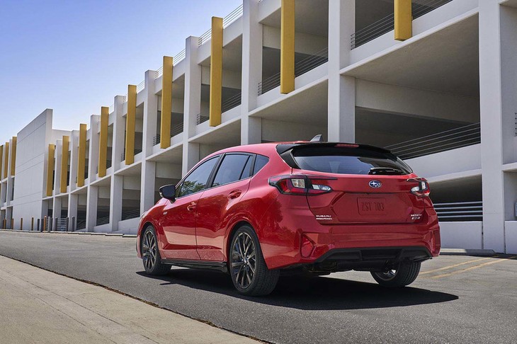 プロテクターやアーチモールこそ付かないものの、新型「インプレッサ」のデザインは多くの点で新型「クロストレック」に共通している。