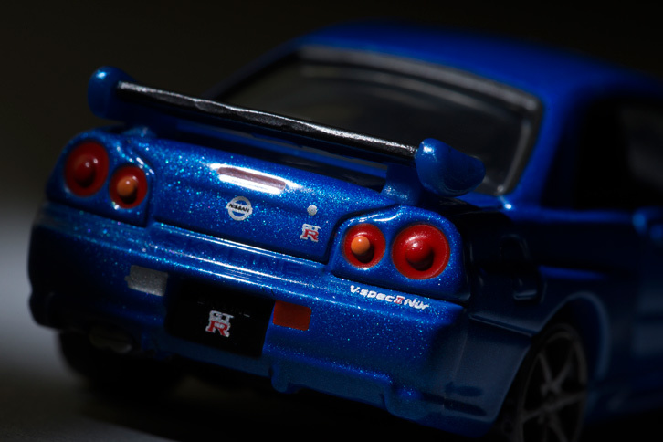 立体成形の専用エンブレムやゴールド塗装のシリンダーヘッドカバーなど、視覚的にも標準モデルとの差別化が図られていた「VスペックII Nur」と「MスペックNur」。後者には専用ボディーカラーの「ミレニアムジェイド」も設定された。（写真＝郡大二郎）