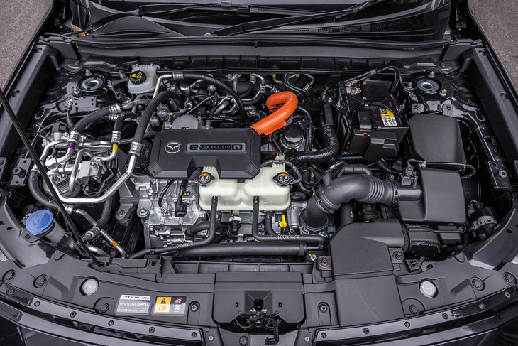 発電機として用いられる「8C」型1ローターエンジンの排気量は830cc。エンジン単体で最高出力71PS/4500rpm、最大トルク112N・m/4500rpmを発生する。