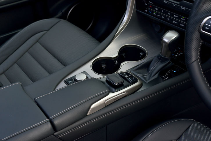 センターコンソールには、インフォテインメントシステムの直感的な操作をうたうリモートタッチのスイッチや、走行モードの選択スイッチが並ぶ。