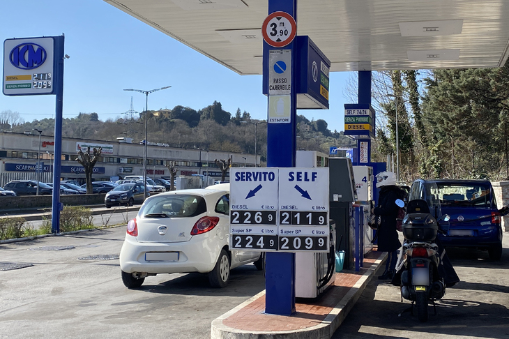 【写真A】2022年3月10日にシエナの格安スタンドで。軽油の1リッターあたり価格はガソリンを上回り、非セルフだと2.26ユーロ（約290円）にもなってしまった。