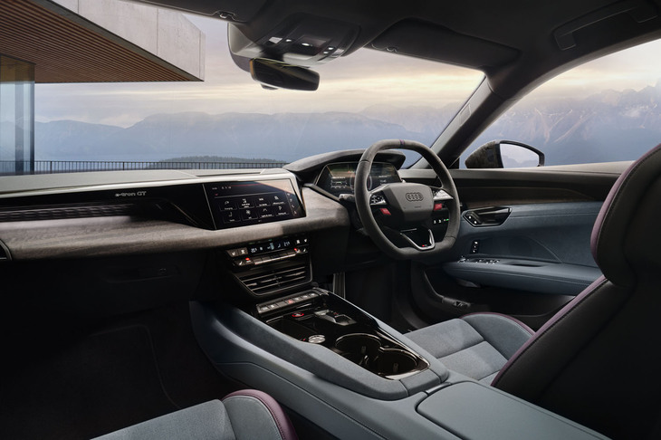 「RS e-tron GTパフォーマンス エクスクルーシブエディション」のインテリア。「ミントグレー」と「モラバイオレット」のコンビネーションカラーが特徴だ。