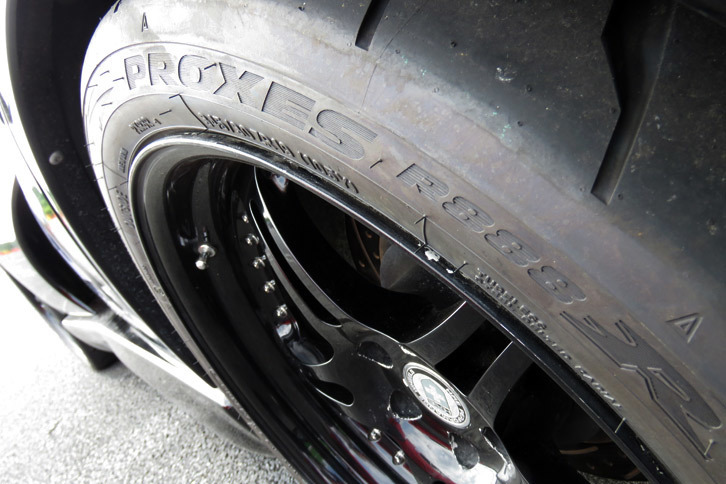 現在お世話になっているトーヨータイヤの「プロクセスR888R」。昨年、コレクションズさんでの修理から戻ってきたら、タイヤの空気圧が前1.6、後ろ1.8に落とされていた。オートクロスでは、これくらいタイヤを地面に張り付かせないとダメということか。