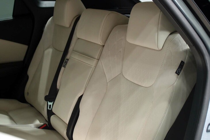 レクサスRX450h＋“バージョンL”（リアシート）