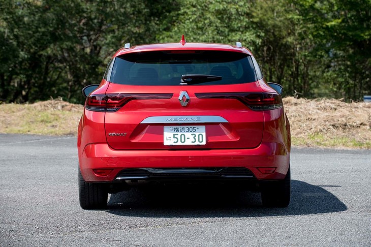 リアウインカーはシーケンシャルタイプに変更された。ボディー上部が絞り込まれており、オーバーフェンダーを装着しているかのように見える。