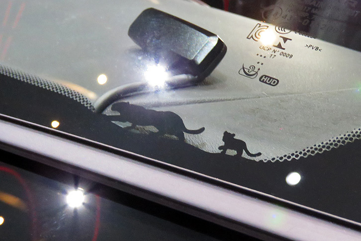 フロントウィンドウに描かれた、親子のジャガー。