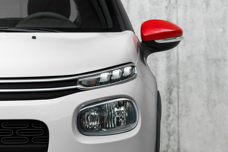 現行型「C3」の特徴である上下2分割のヘッドランプ。上がデイライトとウインカー、下が前照灯となる。