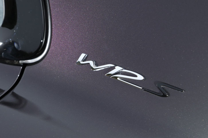 Cピラーの後方に備わる「W12 S」のエンブレム。Sの文字のみブラックが用いられているところが、どこか奥ゆかしさを感じさせる。