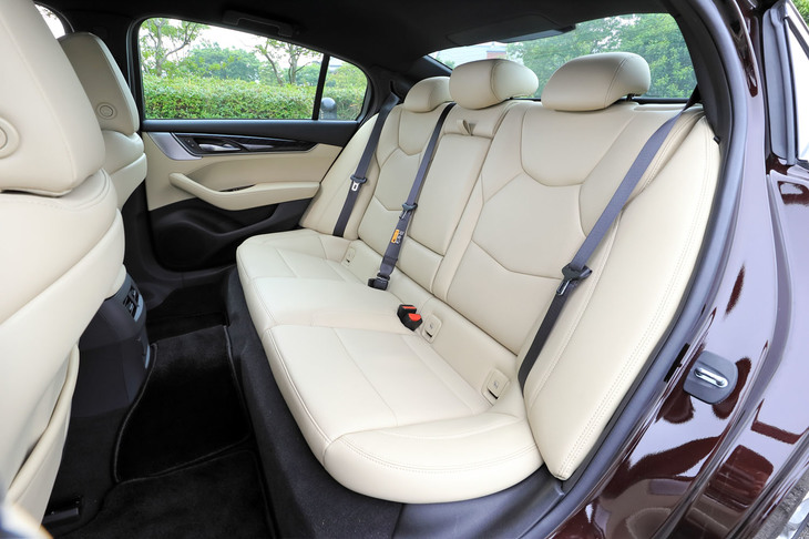 “一筆書き”のルーフラインから察せられるとおり、リアシートは頭上まわりがいささか窮屈である。