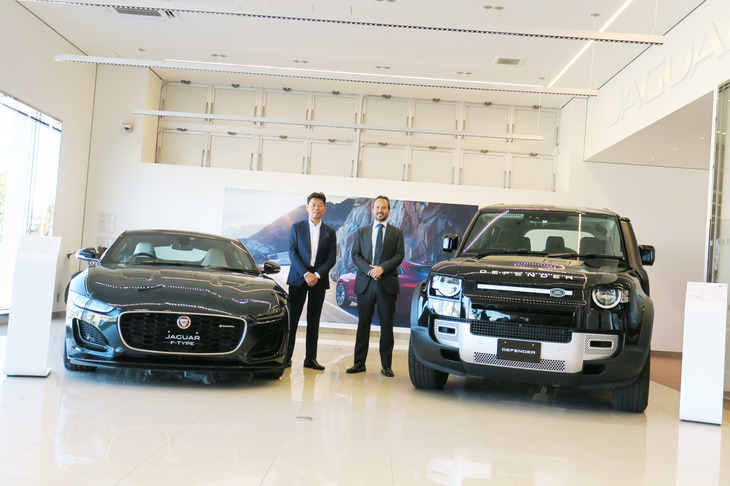 ミッドランズの荒井 賢社長（左）と、ジャガー・ランドローバー・ジャパンのマグナス・ハンソン社長（右）。