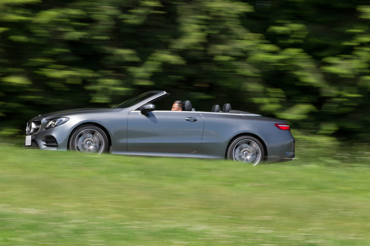 今回のテストでは315kmあまりを走行し、40.0リッターのハイオクガソリンを消費。満タン法で7.9km/リッターの燃費を記録した。ガソリンタンクの容量は「E400 4MATICカブリオレ スポーツ」のみ66リッターで、他のグレードは50リッターとなっている。