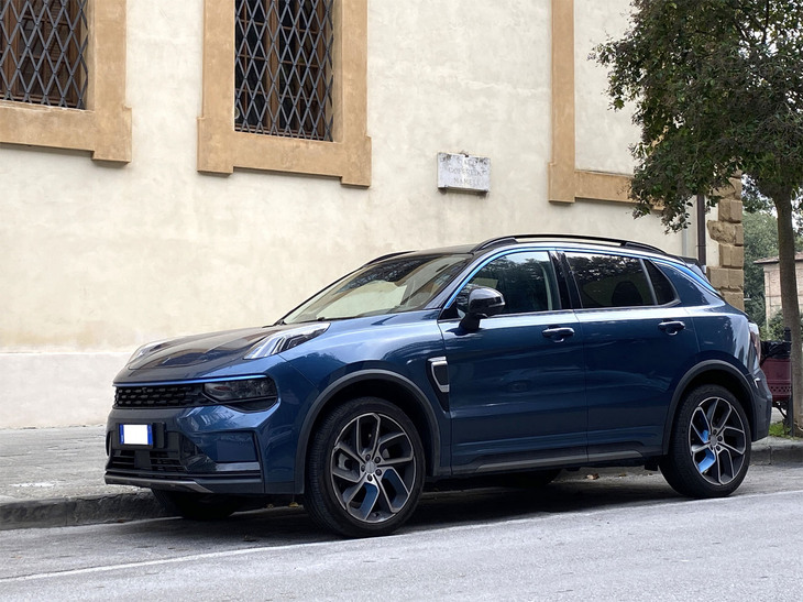 2022年11月現在イタリアにおけるリンク＆コーで唯一のモデルは、プラグインハイブリッド仕様のSUV「01」。「ボルボXC40」の姉妹車である。2022年10月、シエナで撮影。