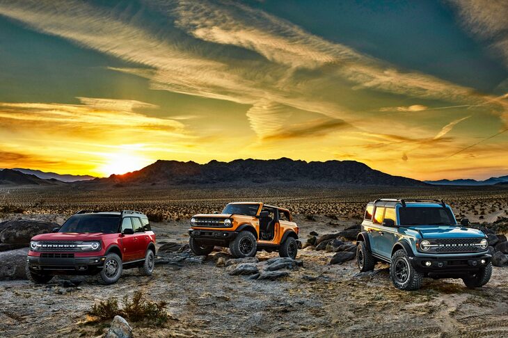 ジープに対抗するべくフォードが送り出した「ブロンコ」シリーズ。「ブロンコ」（写真向かって右と中央の2台）はラダーフレームの本格クロカンだが、「ブロンコスポーツ」（同左）はエンジン横置き＋FFベースのパワートレインおよびモノコックボディーを組み合わせた、カジュアルなSUVである。