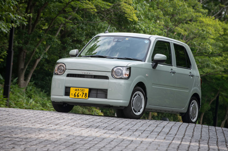 「ミラ トコット」は、それまでの“女性向けカー”とは一線を画す、シンプルで飾りっ気のないスタイリングが特徴。オフィシャルサイトやカタログなどで主役を張るボディーカラーも、ピンクやイエローではなく淡いグリーンとなっている。（写真＝向後一宏）