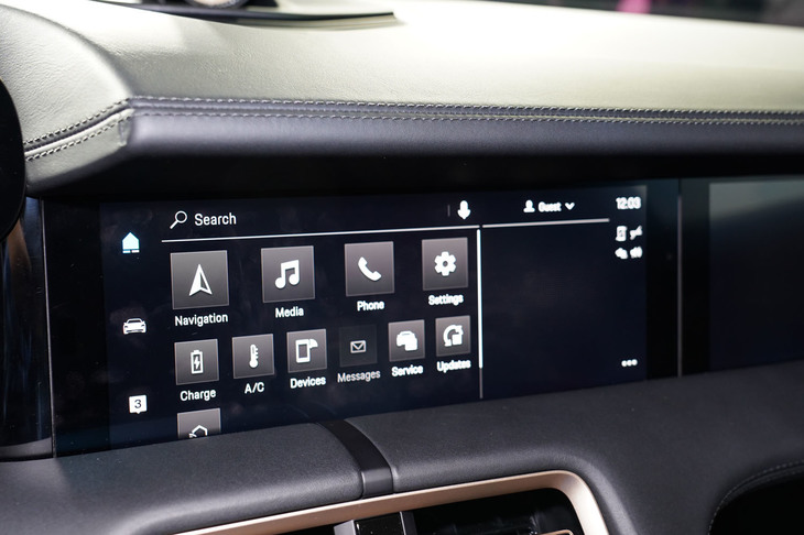 ポルシェ・タイカン ターボ（センターディスプレイ）