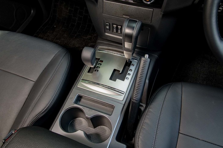 主変速機は5段のトルコン式AT。「2H」「4H」「4HLc」「4LLc」からなる副変速機も備わる。